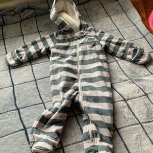 🍒🍒 Carters 6-9 month fleece pram suit, zip up footie with hood, nwot